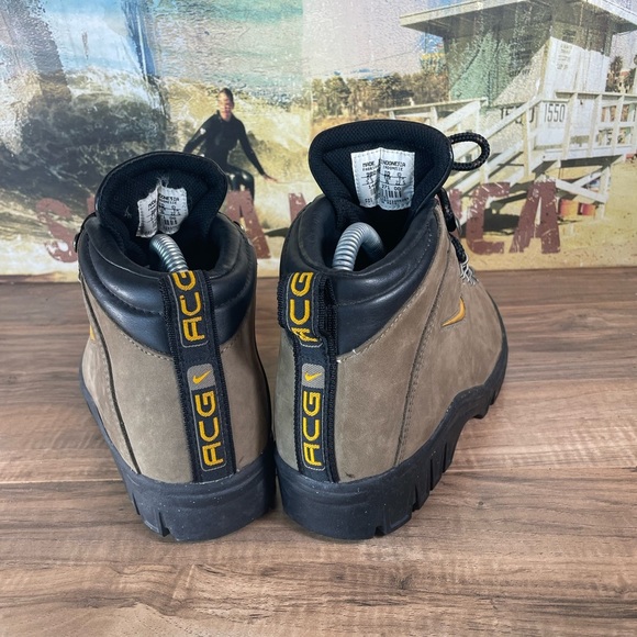 Nike ACG womens hiking shoes - Picture 5 of 6